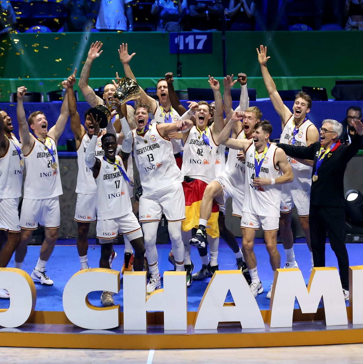 Die Basketball-Weltmeister sind wieder in Deutschland angekommen. - Foto: Matthias Stickel/dpa