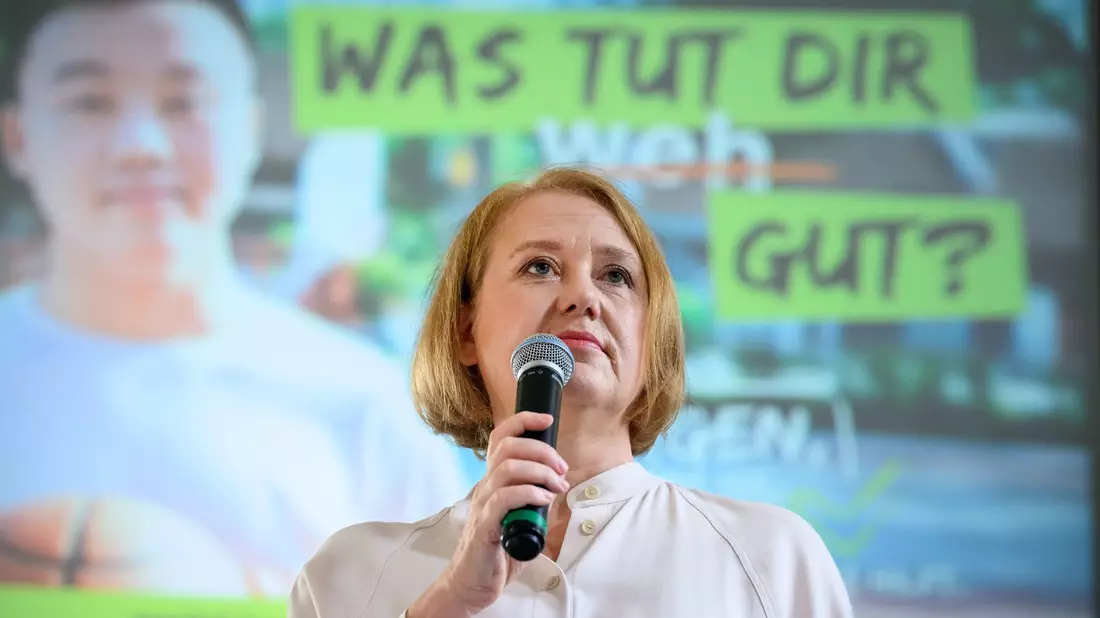 Lisa Paus (Bündnis 90/Die Grünen) startet bei einer Kick-off-Veranstaltung an der Schule am Schloss in Berlin-Charlottenburg ein bundesweite Modellprogramm. - Bild: Bernd von Jutrczenka/dpa