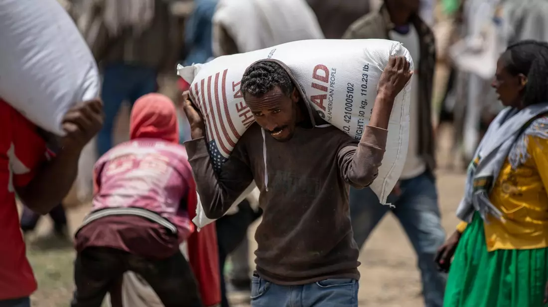 Nahrungsmittelhilfe in Äthiopien. Das WFP ist schon jetzt gezwungen, die Nahrungsrationen bei den meisten seiner Einsätze zu reduzieren, weil die Mittel für humanitäre Hilfe drastisch sinken. - Bild: Ben Curtis/AP/dpa