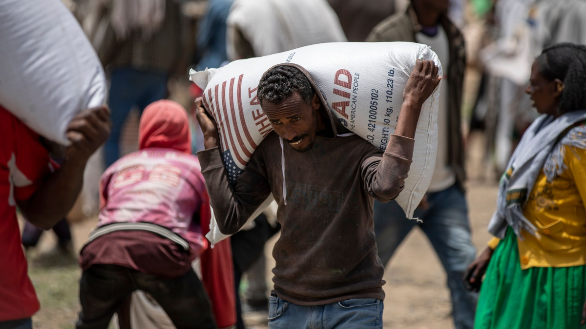 Nahrungsmittelhilfe in Äthiopien. Das WFP ist schon jetzt gezwungen, die Nahrungsrationen bei den meisten seiner Einsätze zu reduzieren, weil die Mittel für humanitäre Hilfe drastisch sinken. - Foto: Ben Curtis/AP/dpa