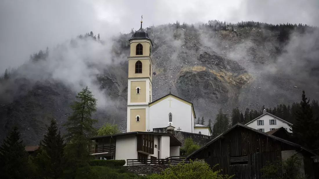 Eine Kirche im Gebiet Graubünden: In der Schweiz gab es im Kirchenumfeld viele Fälle von sexuellen Missbrauch. - Bild: Gian Ehrenzeller/KEYSTONE/dpa