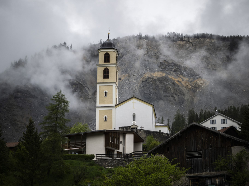Eine Kirche im Gebiet Graubünden: In der Schweiz gab es im Kirchenumfeld viele Fälle von sexuellen Missbrauch. - Foto: Gian Ehrenzeller/KEYSTONE/dpa