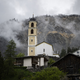Eine Kirche im Gebiet Graubünden: In der Schweiz gab es im Kirchenumfeld viele Fälle von sexuellen Missbrauch. - Foto: Gian Ehrenzeller/KEYSTONE/dpa