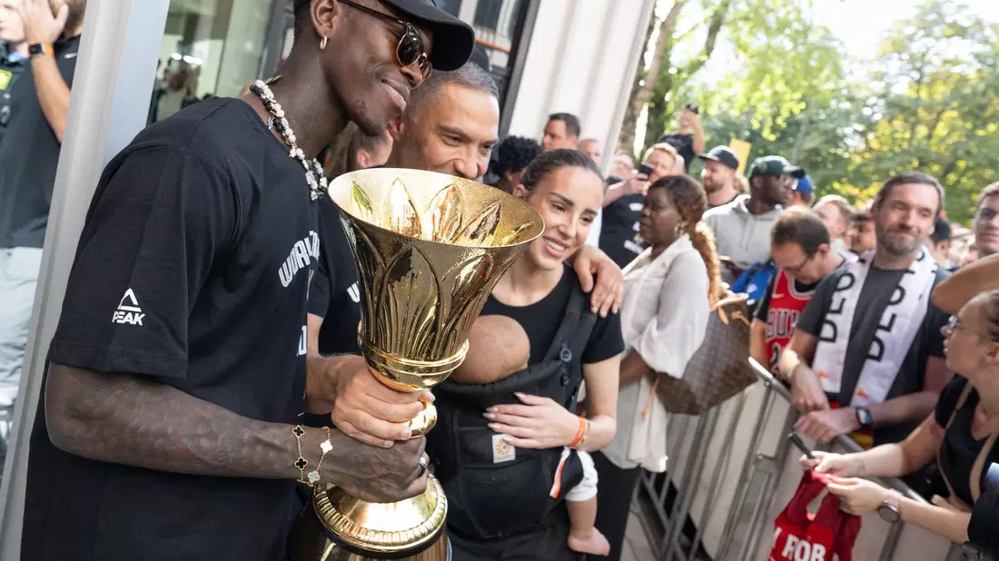 Dennis Schröder mit dem WM-Pokal in Frankfurt/Main. - Bild: Boris Roessler/dpa