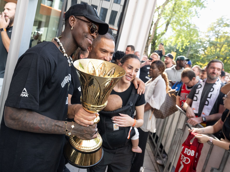 Basketball-Weltmeister Dennis Schröder würde gerne die deutsche Fahne bei den Olympischen Spielen in Paris tragen. - Foto: Boris Roessler/dpa