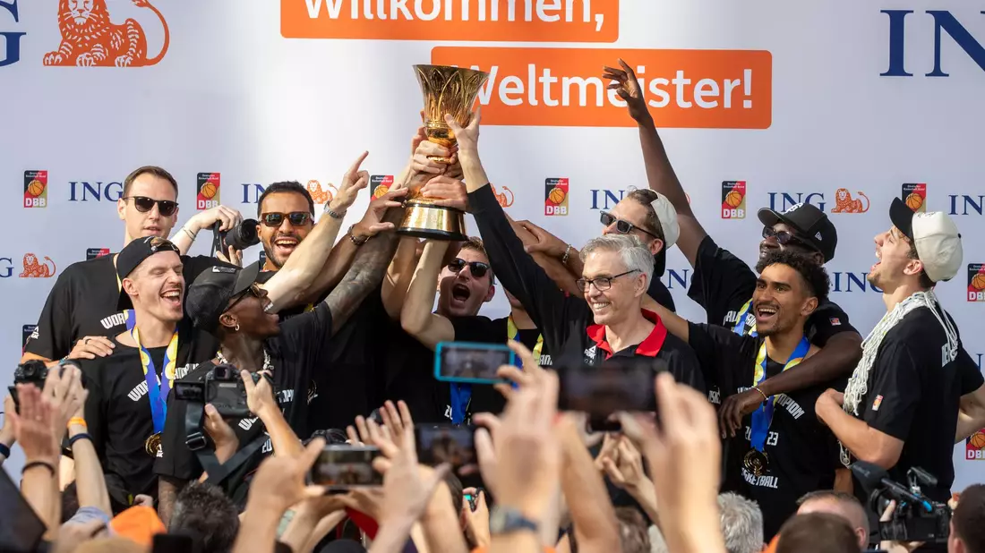 Die Basketball-Weltmeister beim Empfang in Frankfurt/Main. - Bild: Helmut Fricke/dpa