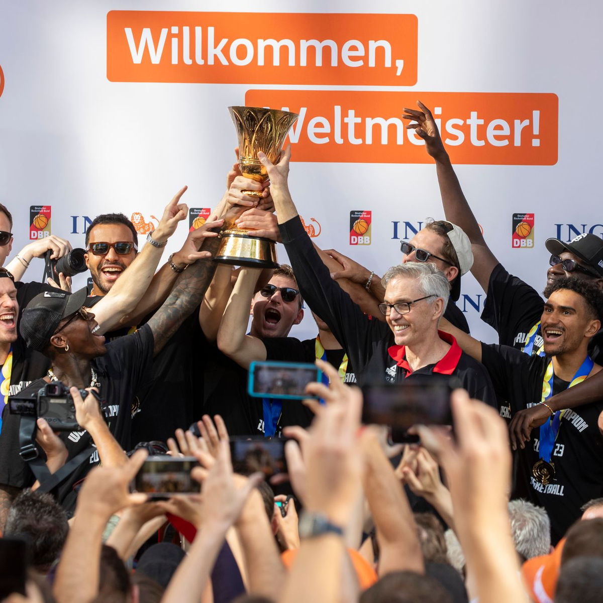 Die Basketball-Weltmeister beim Empfang in Frankfurt/Main. - Foto: Helmut Fricke/dpa