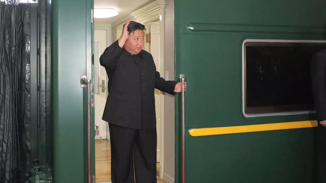Kim Jong Un reist mit dem Zug nach Russland. - Bild: -/kcna/dpa
