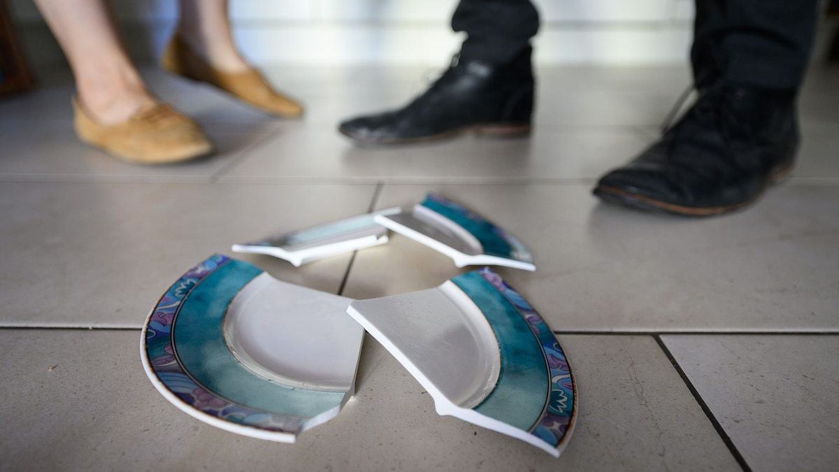 Zerbrochenes Pozellan: Der Weiße Ring kümmert sich um Opfer von Gewalt. (Symbolbild) - Foto: Sebastian Gollnow/dpa