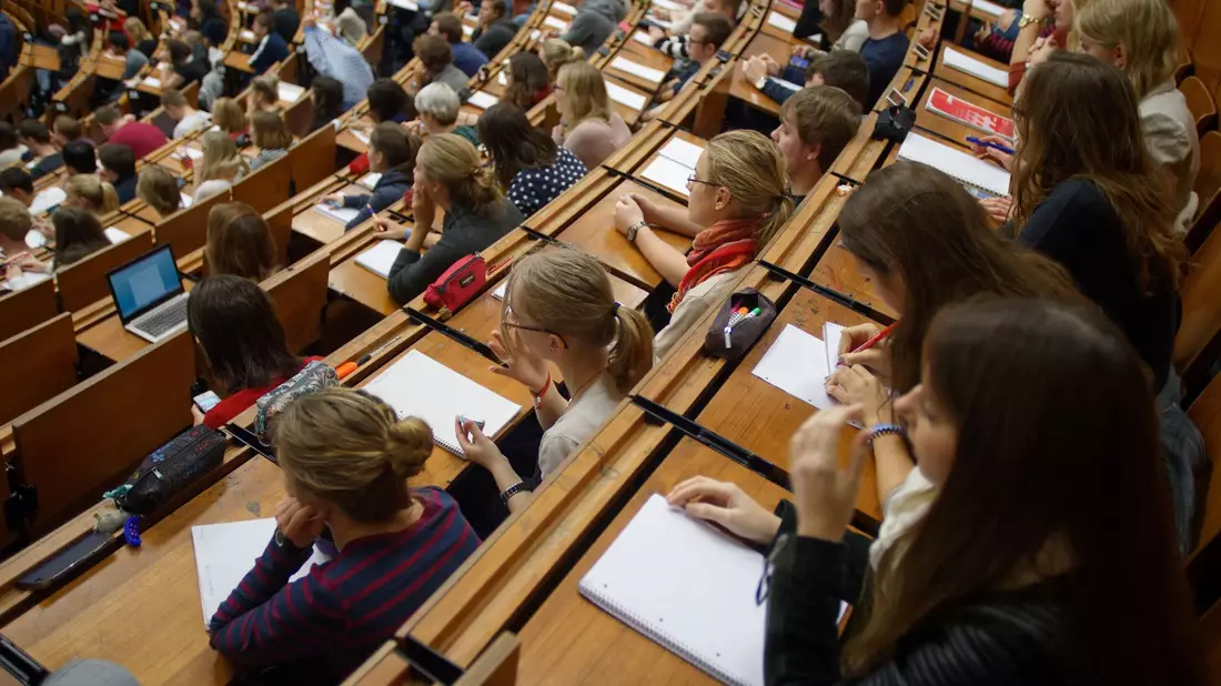 Einen Hochschul- oder ähnlichen Abschluss haben rund 37,5 Prozent der 25- bis 34-Jährigen. - Bild: Swen Pförtner/dpa