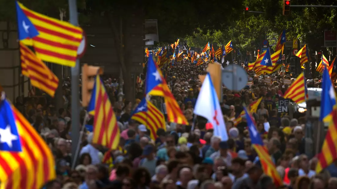 Mit Unabhängigkeitsflaggen fordern Menschen in Barcelona die Abspaltung Kataloniens von Spanien. - Bild: Emilio Morenatti/AP/dpa