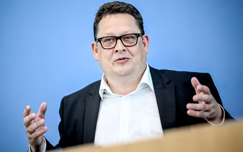 Stefan Schwartze ist Patientenbeauftragter der Bundesregierung. Hier bei der Vorstellung des Berichts der Unabhängigen Patientenberatung Deutschlands (UPD) zu Folgen der Corona-Pandemie. - Foto: Britta Pedersen/dpa