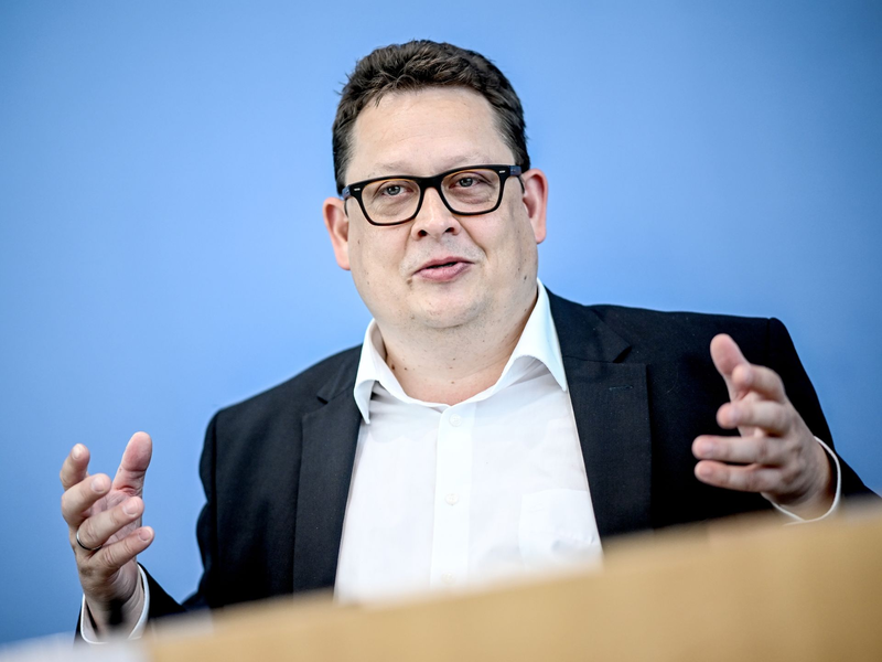 Stefan Schwartze ist Patientenbeauftragter der Bundesregierung. Hier bei der Vorstellung des Berichts der Unabhängigen Patientenberatung Deutschlands (UPD) zu Folgen der Corona-Pandemie. - Foto: Britta Pedersen/dpa