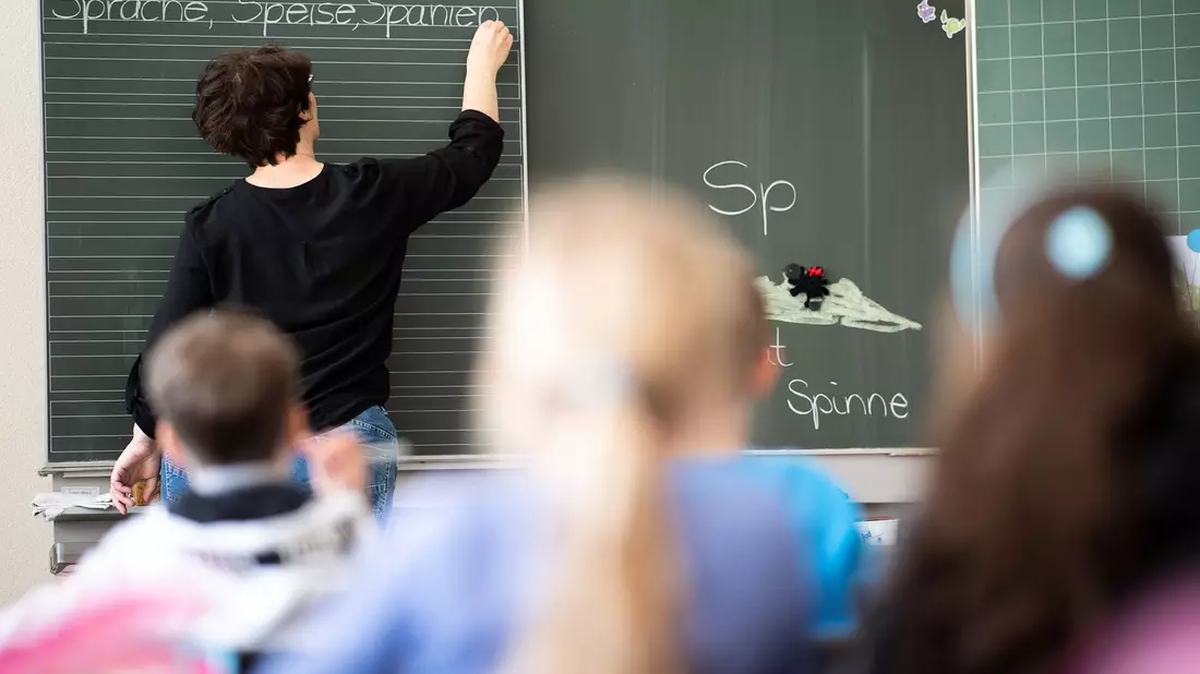 Viele Grundschullehrer fühlen sich einer Erhebung zufolge überlastet. - Bild: Sebastian Gollnow/dpa
