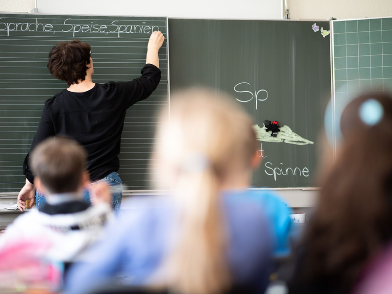 Viele Grundschullehrer fühlen sich einer Erhebung zufolge überlastet. - Foto: Sebastian Gollnow/dpa