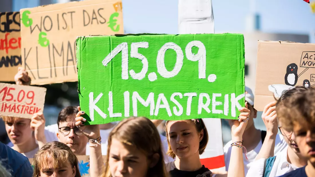 Am 15.09. gehen wieder viele Menschen im Kampf gegen den Klimawandel auf die Straßen. - Bild: Christoph Soeder/dpa