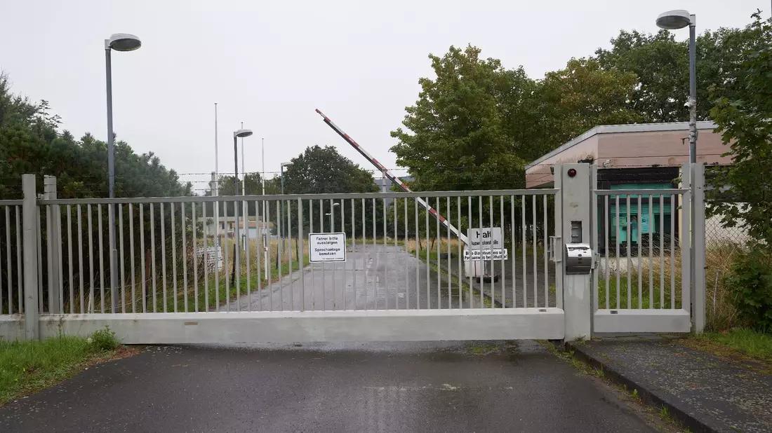 Blick auf das Gelände eines ehemaligen Bundeswehr-Bunkers in Traben-Trarbach, der als Cyber-Bunker bekannt wurde. - Bild: Thomas Frey/dpa