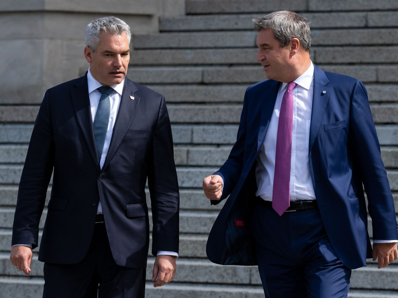 Bayerns Ministerpräsident Markus Söder (r, CSU), und Österreichs Kanzler Karl Nehammer (ÖVP) haben sich über Migrationspolitik unterhalten. - Foto: Sven Hoppe/dpa