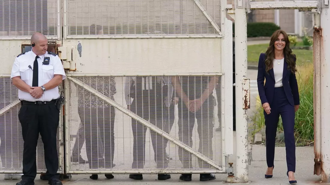 Kate (r), Prinzessin von Wales, besucht das  Gefängnis HMP High Down in Sutton. - Bild: Jonathan Brady/PA Wire/dpa