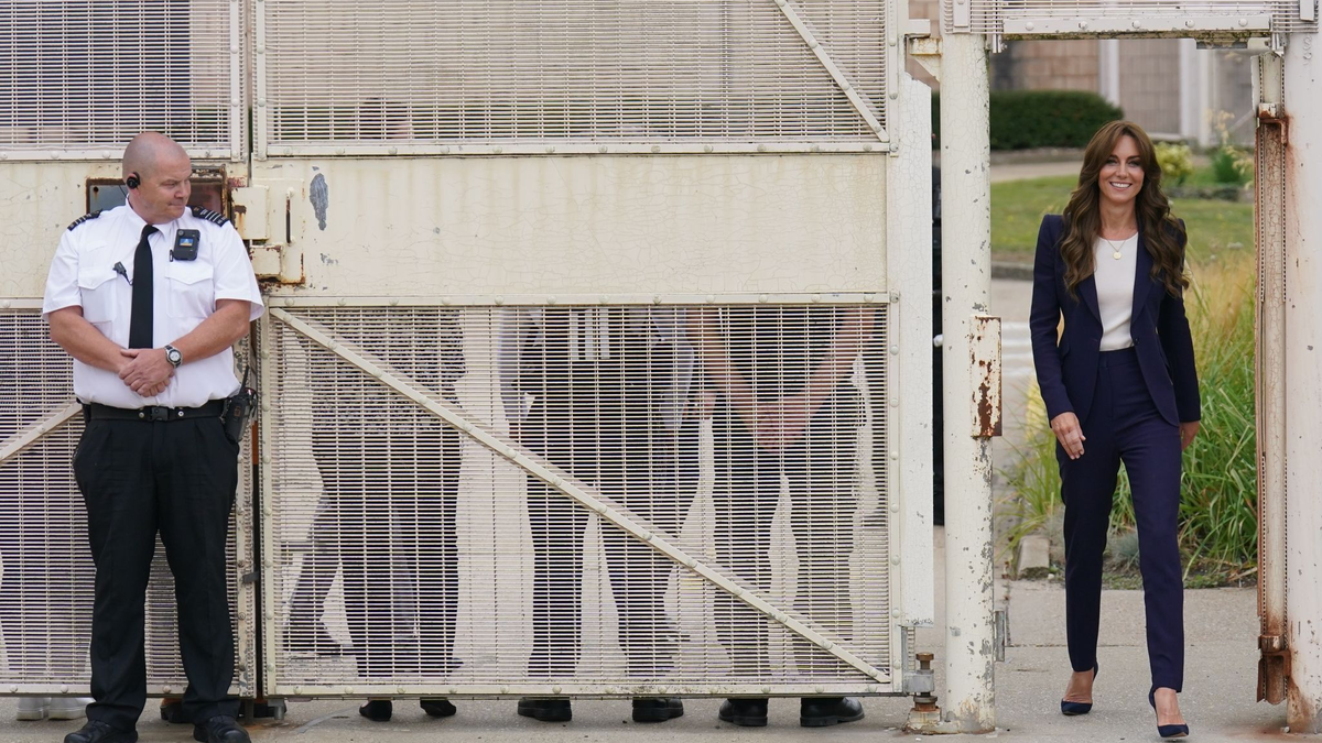 Kate (r), Prinzessin von Wales, besucht das  Gefängnis HMP High Down in Sutton. - Foto: Jonathan Brady/PA Wire/dpa