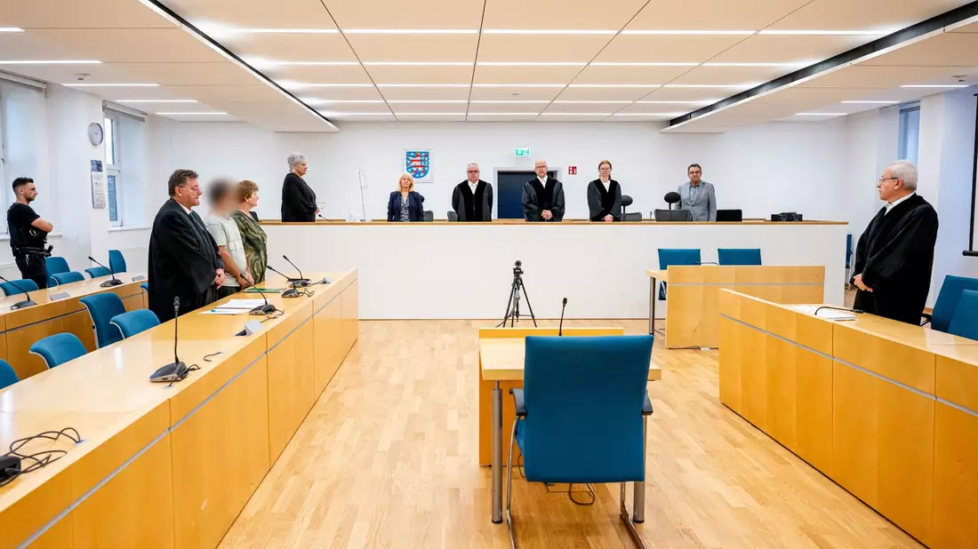 Das Landgericht Erfurt sah es als erwiesen an, dass der Angeklagte in einer Nacht im August vergangenen Jahres in Apolda ein Feuer in einem Wohnhaus legte, von dem er wusste, dass dort viele Menschen lebten. - Bild: Jacob Schröter/dpa