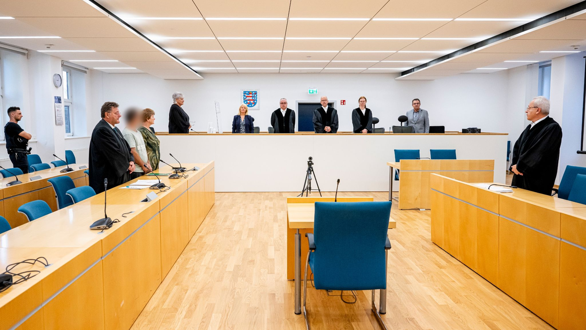 Das Landgericht Erfurt sah es als erwiesen an, dass der Angeklagte in einer Nacht im August vergangenen Jahres in Apolda ein Feuer in einem Wohnhaus legte, von dem er wusste, dass dort viele Menschen lebten. - Foto: Jacob Schröter/dpa