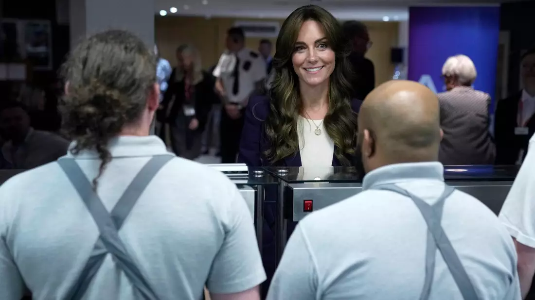 Prinzessin Kate besucht das Gefängnis HMP High Down in Sutton. - Bild: Kin Cheung/AP Pool/AP/dpa