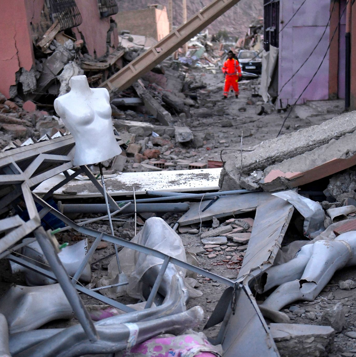 Schaufensterpuppen liegen in den Trümmern von Talat N'yakoub. - Foto: Fernando Sanchez/Europa Press/AP/dpa
