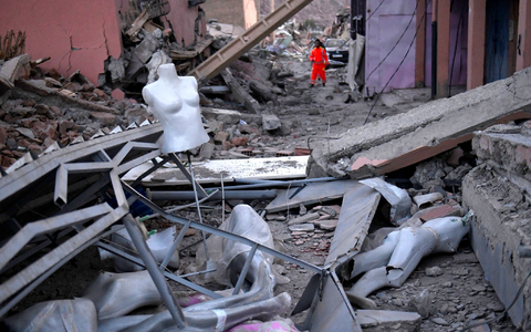 Schaufensterpuppen liegen in den Trümmern von Talat N'yakoub. - Foto: Fernando Sanchez/Europa Press/AP/dpa