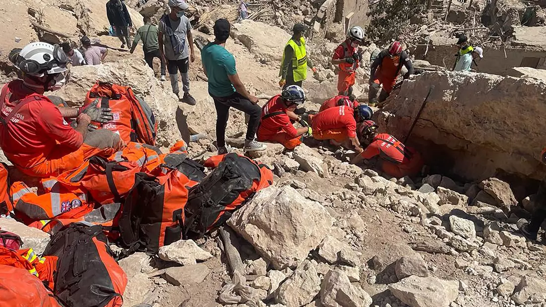 Das britische «International Search and Rescue»-Team sucht nach dem Erdbeben im Hohen Atlasgebirge nach Überlebenden. - Bild: Foreign, Commonwealth & Developm/PA Media/dpa