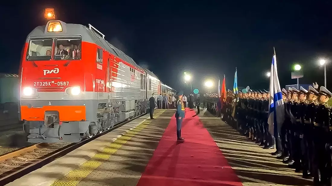 Das Videostandbild, das der Gouverneur der russischen Region Primorje auf seinem Telegramm-Kanal veröffentlicht hat, zeigt den Zug von Kim Jong in Chassan. - Bild: Uncredited/Governor of the Russian far eastern region of Primorsky Krai Oleg Kozhemyako telegram channel/AP/dpa