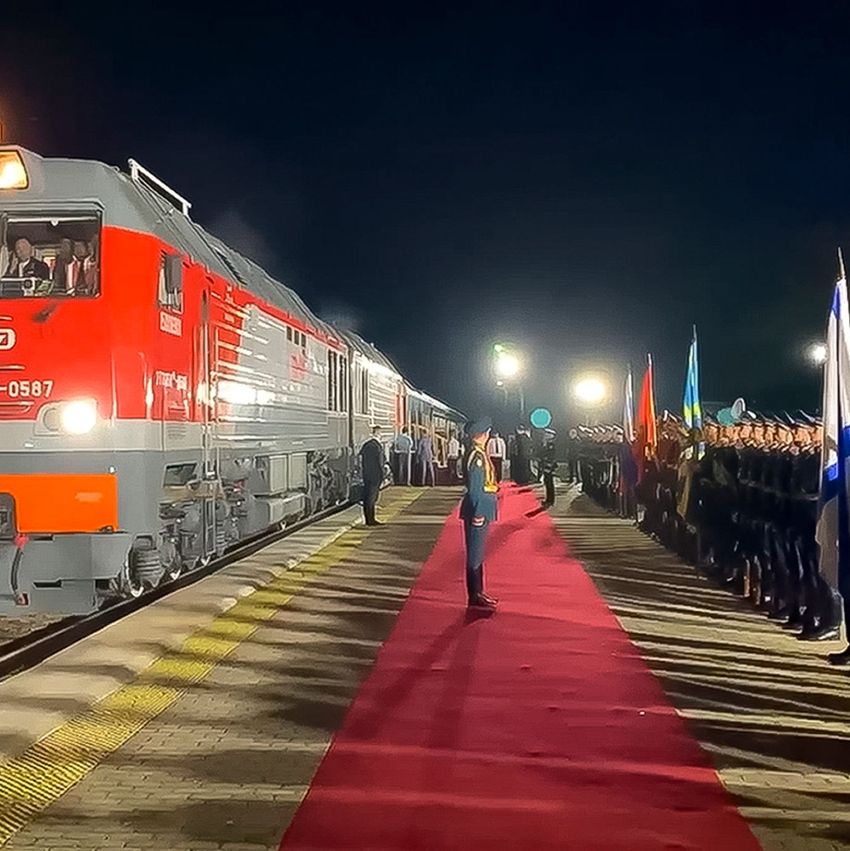 Das Videostandbild, das der Gouverneur der russischen Region Primorje auf seinem Telegramm-Kanal veröffentlicht hat, zeigt den Zug von Kim Jong in Chassan. - Foto: Uncredited/Governor of the Russian far eastern region of Primorsky Krai Oleg Kozhemyako telegram channel/AP/dpa