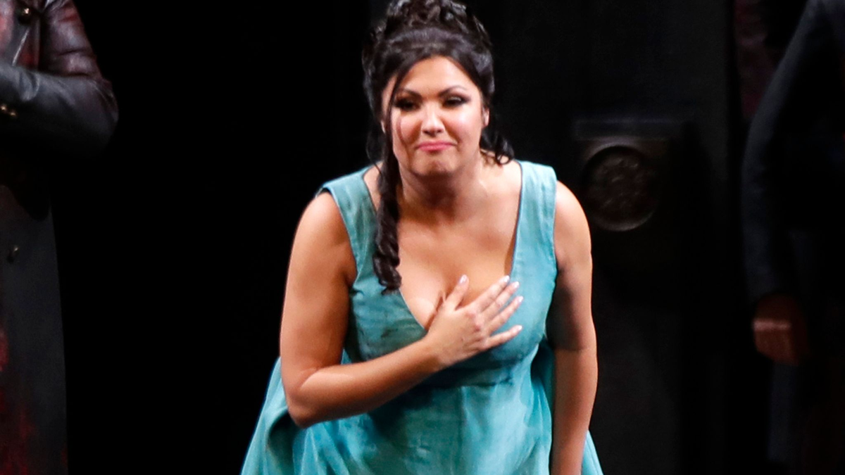 Steht wegen ihrer Haltung zum russischen Angriffskrieg in der Kritik: die russische Sopranistin Anna Netrebko. - Foto: Luca Bruno/AP