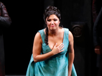 Steht wegen ihrer Haltung zum russischen Angriffskrieg in der Kritik: die russische Sopranistin Anna Netrebko. - Foto: Luca Bruno/AP