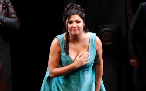 Steht wegen ihrer Haltung zum russischen Angriffskrieg in der Kritik: die russische Sopranistin Anna Netrebko. - Foto: Luca Bruno/AP