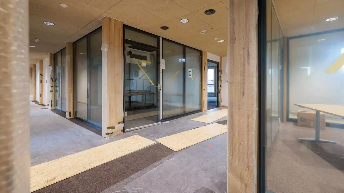 Blick ins Innere des neuen Gebäudes der Kreisverwaltung Mainz-Bingen. Der Neubau hat eine Holzfassade und ist auch im Inneren zu großen Teilen aus Holz. - Bild: Jörg Halisch/dpa