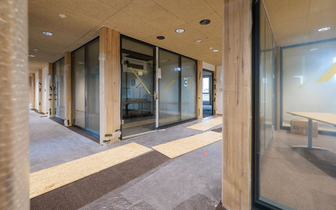 Blick ins Innere des neuen Gebäudes der Kreisverwaltung Mainz-Bingen. Der Neubau hat eine Holzfassade und ist auch im Inneren zu großen Teilen aus Holz. - Foto: Jörg Halisch/dpa