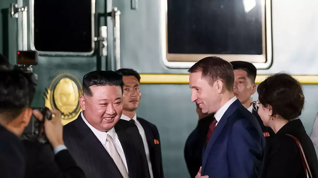 Das Videostandbild, das auf dem Telegramm-Kanal des Russischen Ministeriums für natürliche Ressourcen und Ökologie veröffentlicht wurde, zeigt Kim Jong Un und den russischen Umweltminister Alexander Koslow in Chassan. - Bild: Uncredited/Russian Ministry of Natural Resources and Ecology telegram channel/AP/dpa
