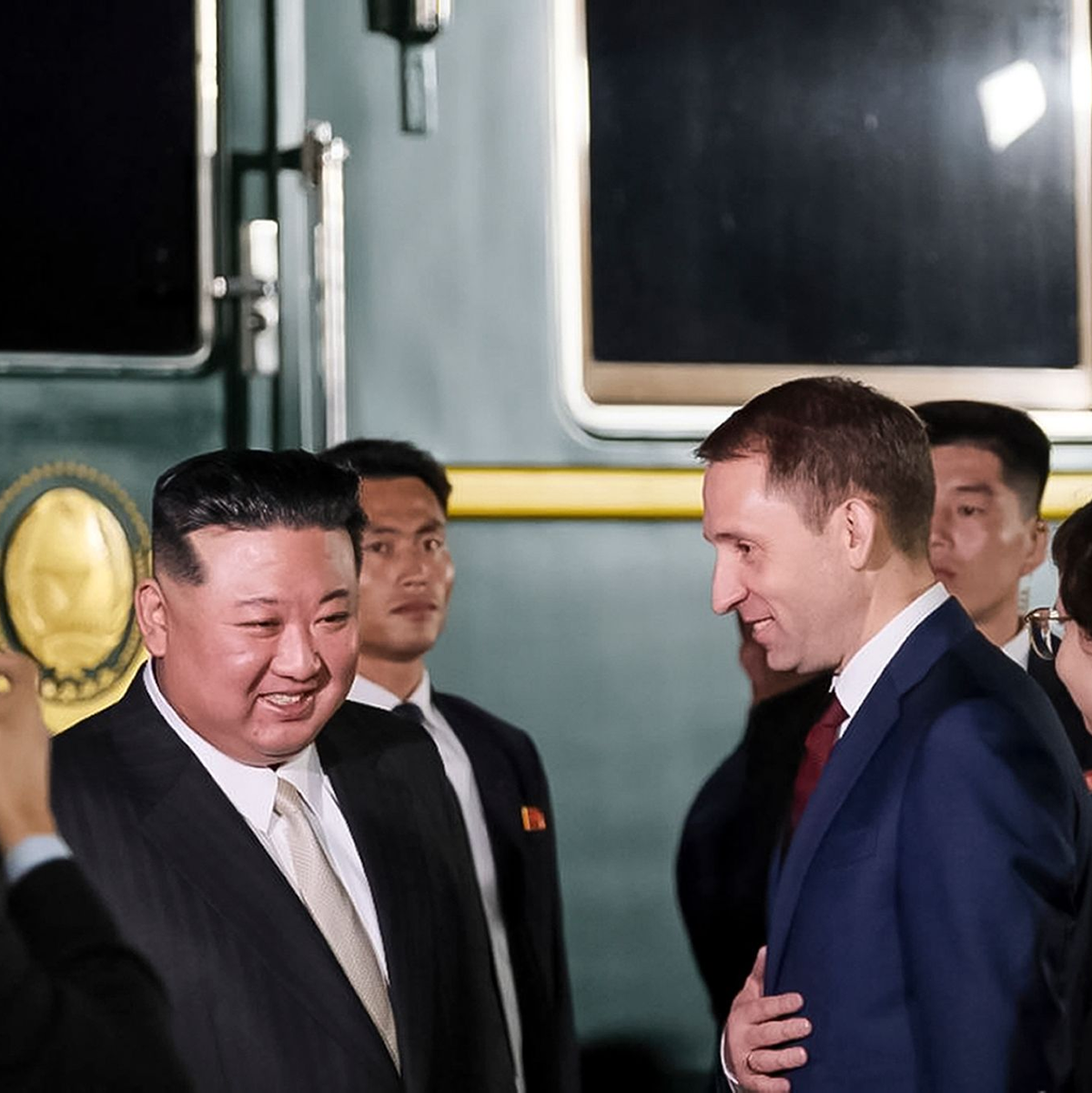 Das Videostandbild, das auf dem Telegramm-Kanal des Russischen Ministeriums für natürliche Ressourcen und Ökologie veröffentlicht wurde, zeigt Kim Jong Un und den russischen Umweltminister Alexander Koslow in Chassan. - Foto: Uncredited/Russian Ministry of Natural Resources and Ecology telegram channel/AP/dpa
