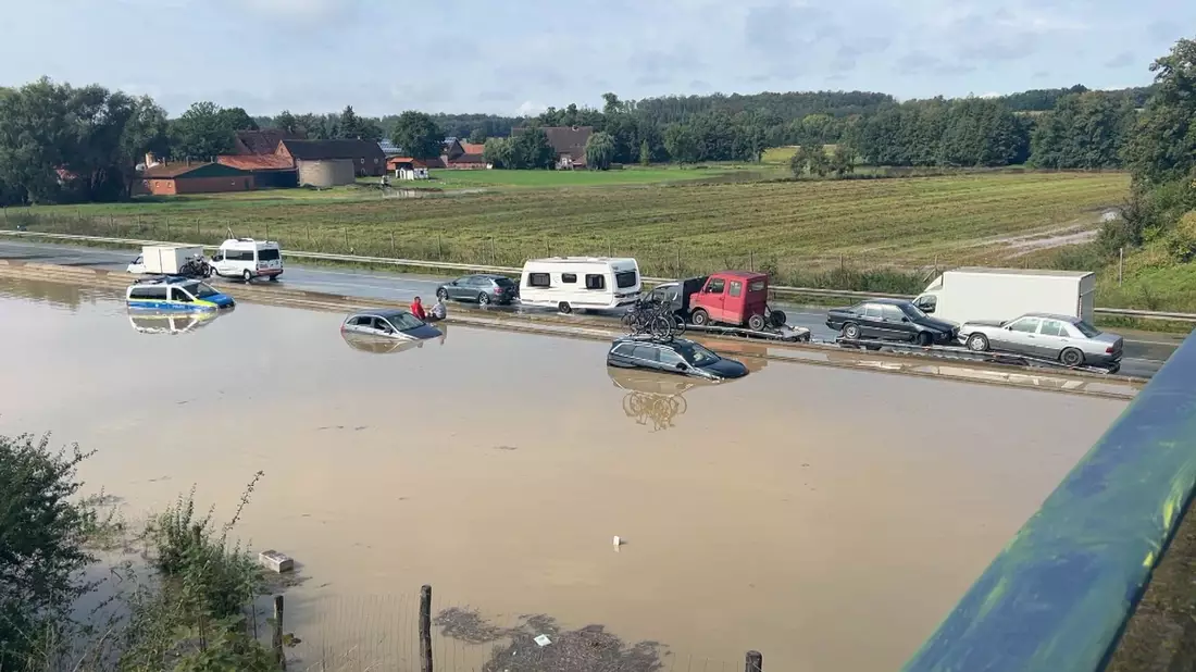 Fahrzeuge versinken auf der überfluteten Autobahn 2 in den Wassermassen. - Bild: Lametz Mauermann/News 4 Video-Line TV/dpa