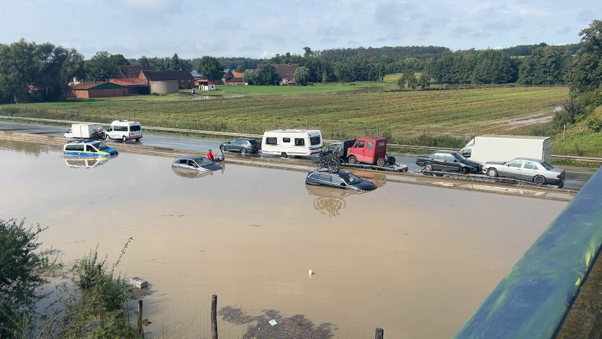 Fahrzeuge versinken auf der überfluteten Autobahn 2 in den Wassermassen. - Foto: Lametz Mauermann/News 4 Video-Line TV/dpa