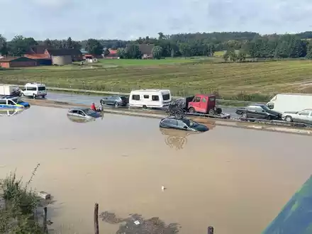 Fahrzeuge versinken auf der überfluteten Autobahn 2 in den Wassermassen. - Foto: Lametz Mauermann/News 4 Video-Line TV/dpa