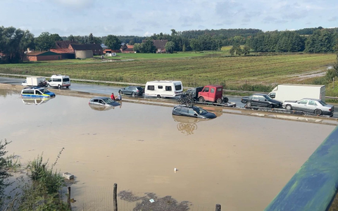 Fahrzeuge versinken auf der überfluteten Autobahn 2 in den Wassermassen. - Foto: Lametz Mauermann/News 4 Video-Line TV/dpa Fahrzeuge versinken auf der überfluteten Autobahn 2 in den Wassermassen. - Foto: Lametz Mauermann/News 4 Video-Line TV/dpa