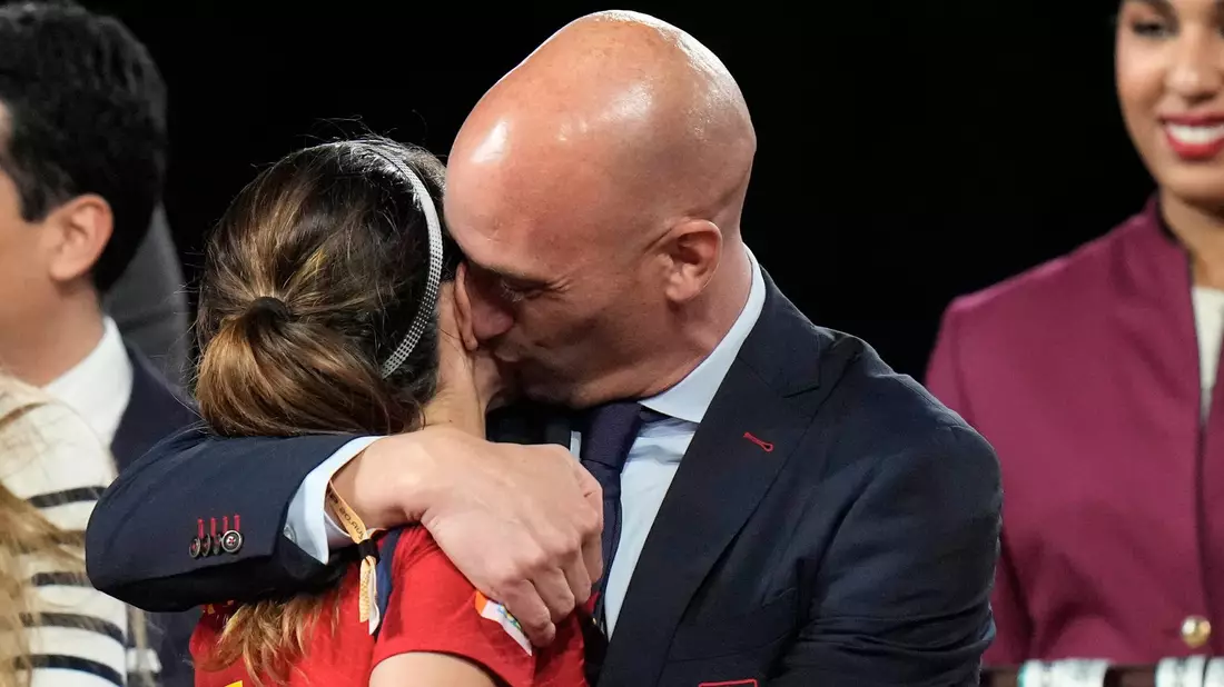 Rubiales hat sich in einem Interview zum Kuss-Skandal am Rande des WM-Finals geäußert. - Bild: Alessandra Tarantino/AP/dpa