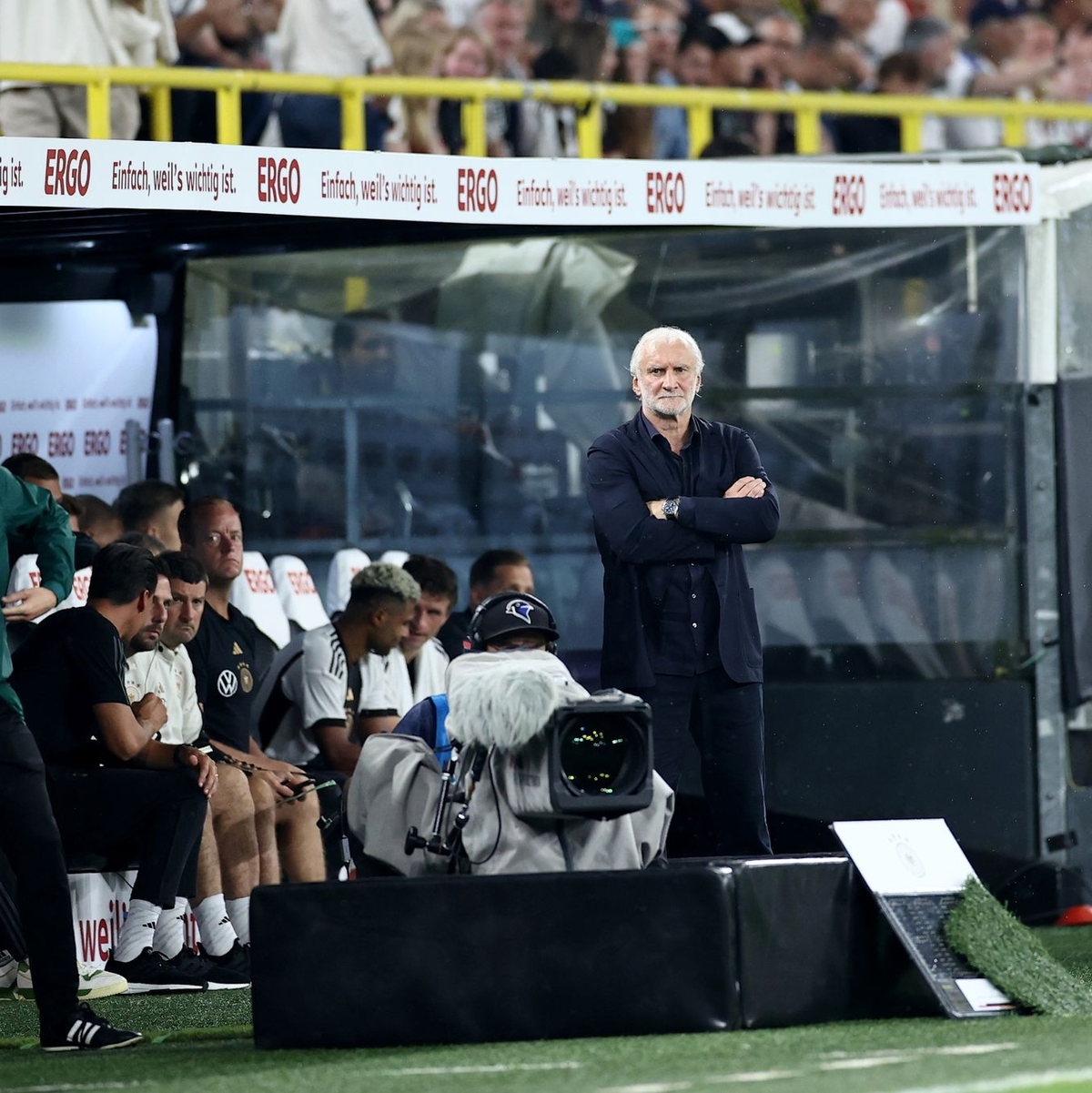 Interims-Teamchef Rudi Völler (r) und die DFB-Elf können einen Sieg gegen Frankreich bejubeln. - Foto: Rolf Vennenbernd/dpa