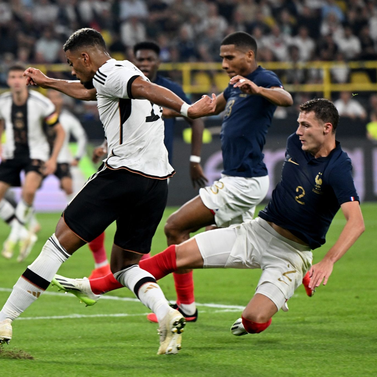 Benjamin Henrichs (l) wird von Frankreichs Benjamin Pavard attackiert. - Foto: Federico Gambarini/dpa