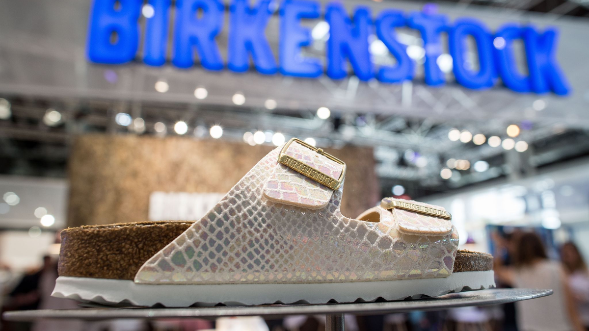 Schuh mit Tradition: Die Ursprünge von Birkenstock reichen nach Unternehmensangaben fast 250 Jahre bis 1774 zurück. - Foto: Maja Hitij/dpa