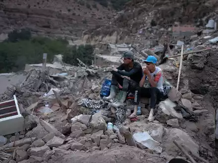Rettungskräfte suchen in Imi N'tala in den Trümmern eines eingestürzten Hauses nach einem möglichen Überlebenden. - Foto: Ximena Borrazas/SOPA Images via ZUMA Press Wire/dpa
