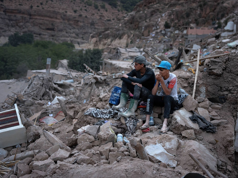 Rettungskräfte suchen in Imi N'tala in den Trümmern eines eingestürzten Hauses nach einem möglichen Überlebenden. - Foto: Ximena Borrazas/SOPA Images via ZUMA Press Wire/dpa