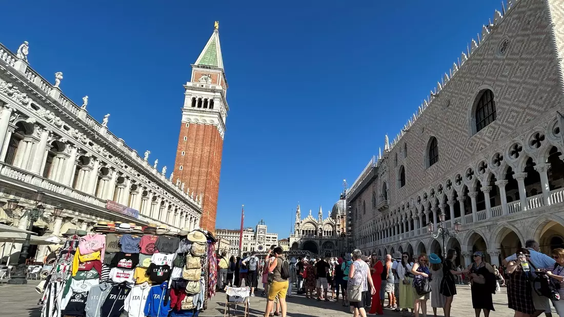 Eine Gruppe von Touristen vor dem Dogenpalast im Zentrum von Venedig. - Bild: Christoph Sator/dpa